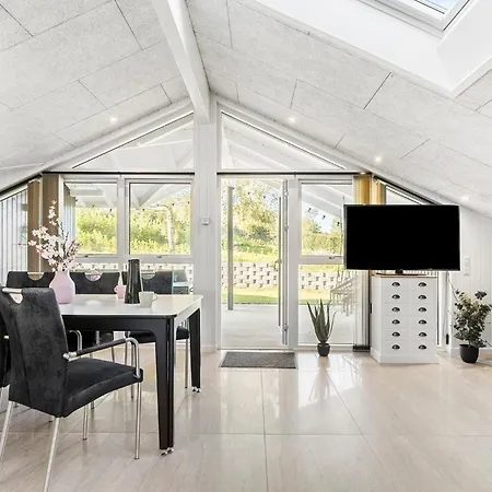 5 Bedroom Cozy In Hejls