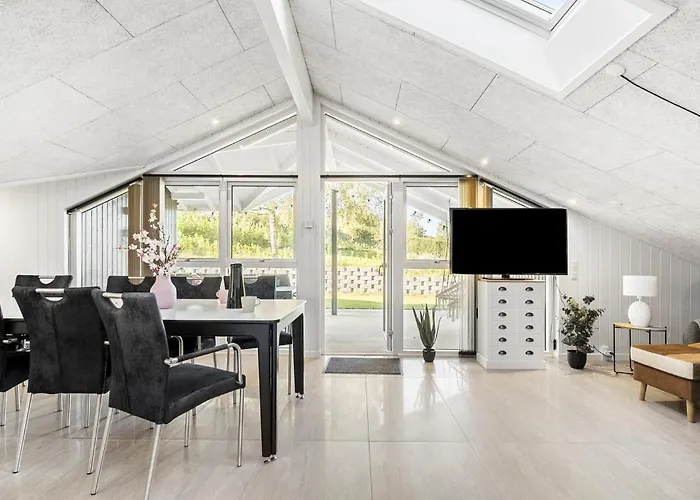 5 Bedroom Cozy In Hejls